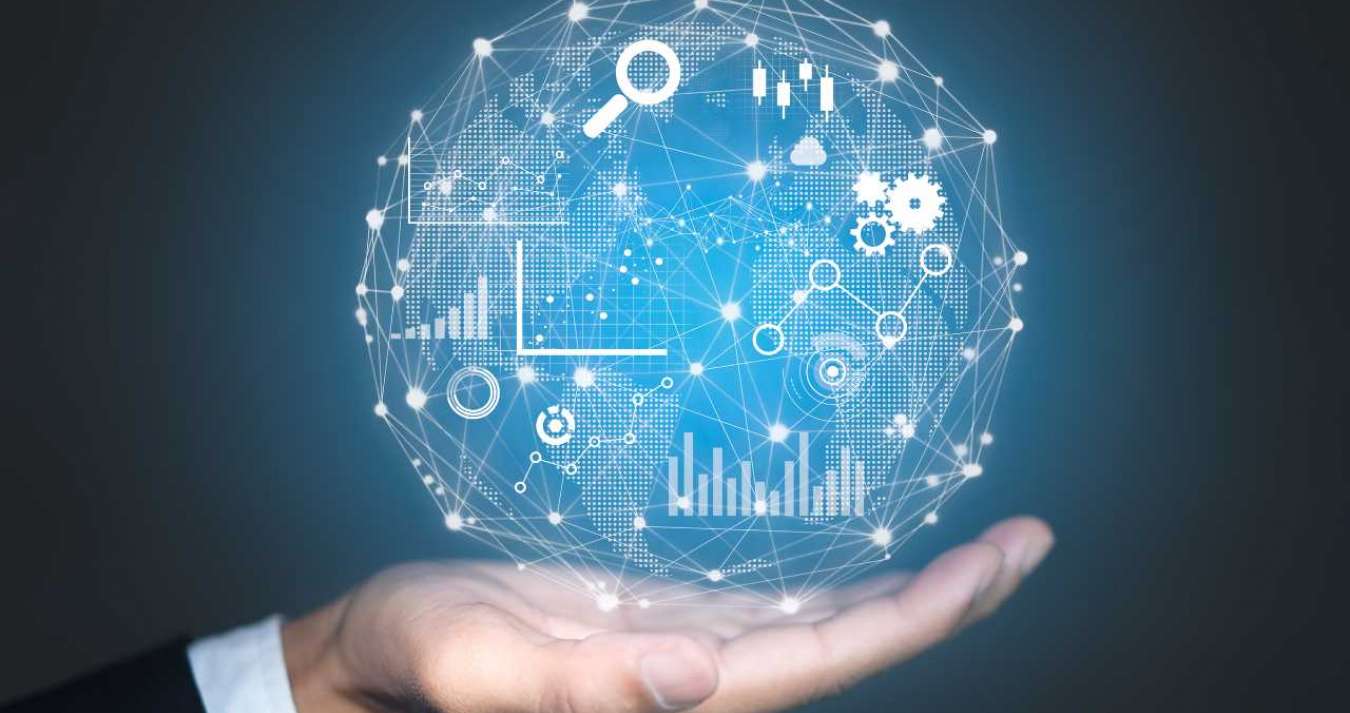 Figura de uma mão humana segurando um globo tecnológico