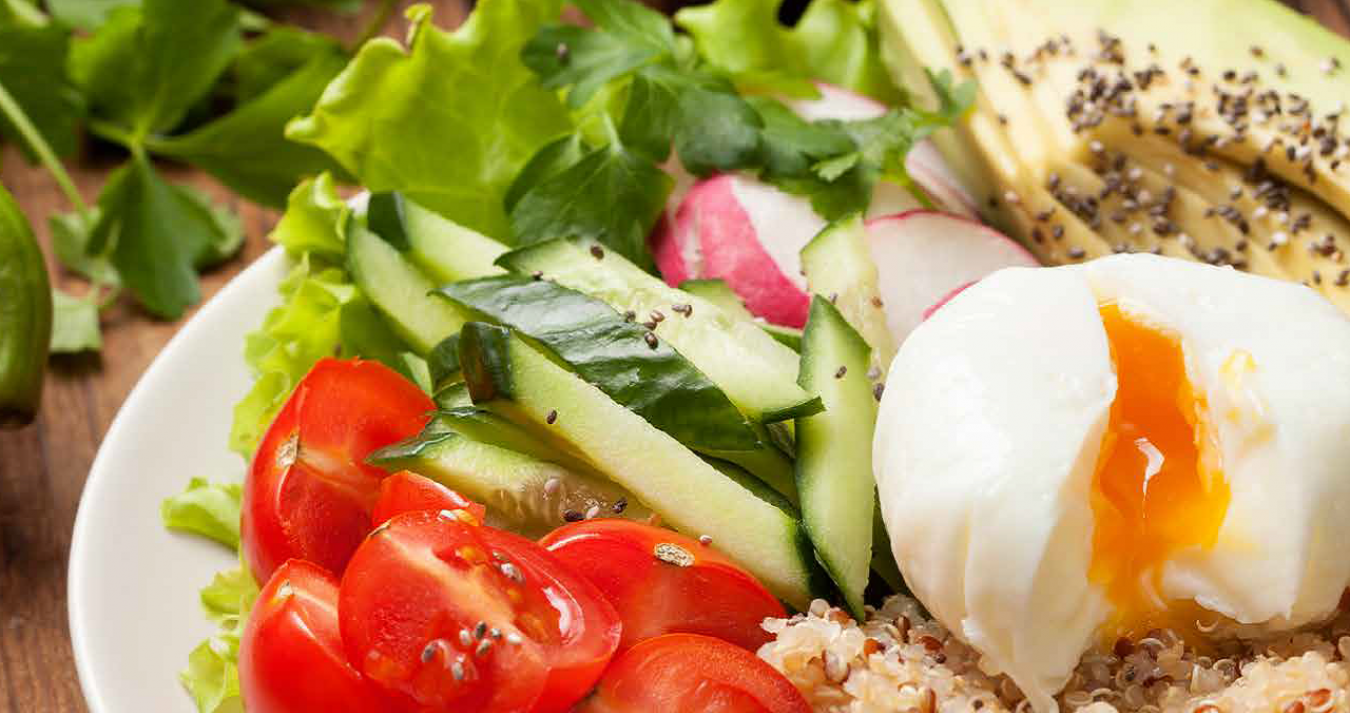 Prato de salada com ovo cozido e grãos.