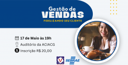 Card da palestra Gestão de Vendas Fidelizando seu cliente com imagem atendente sorrindo servindo um café - Marca Sebrae e Associação Comercial de Capim Grosso